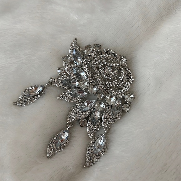 Large Rhinestone rose statement brooch - Picture 3 of 5